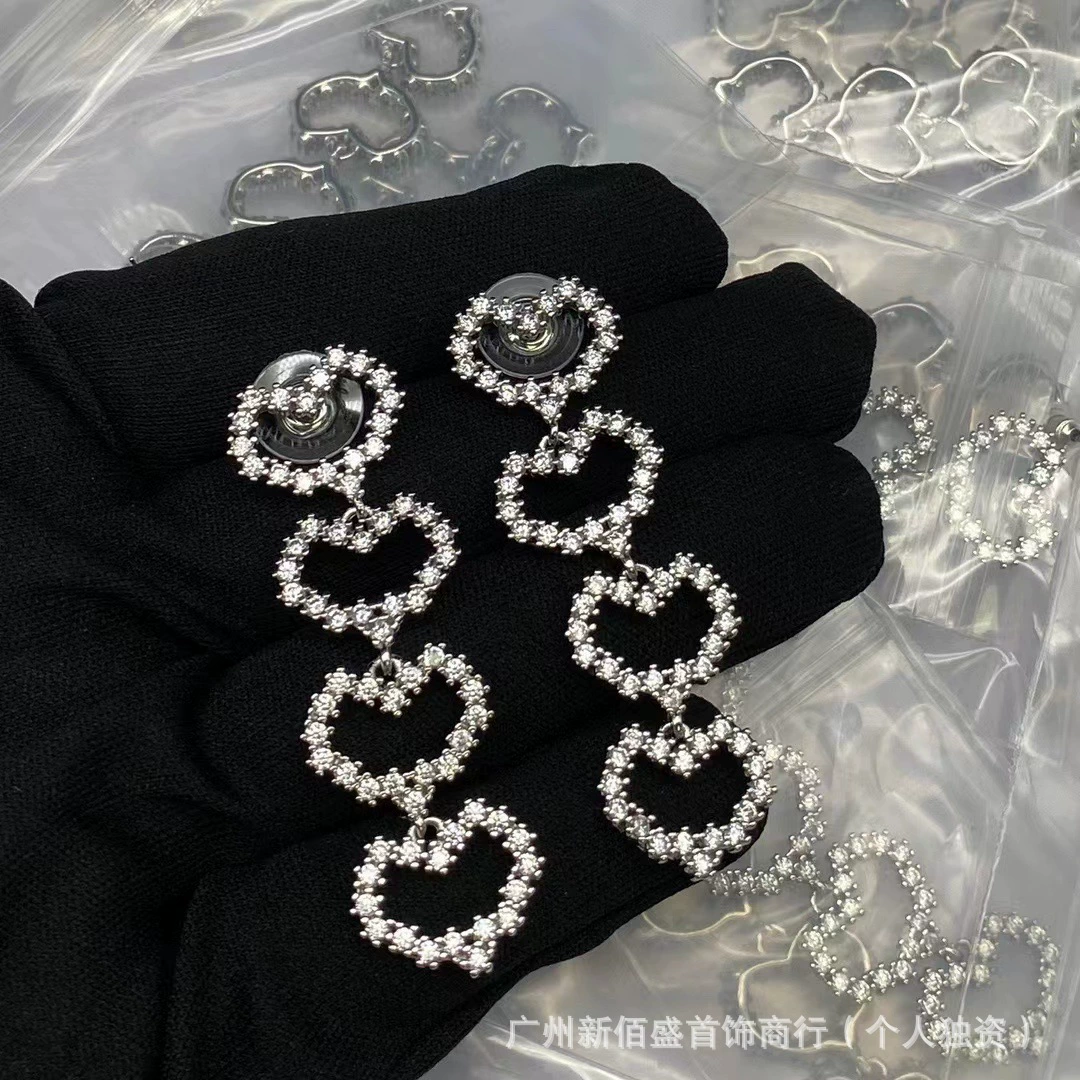 Серьги (Miumiu) с жемчужиной и буквенными подвесками, инкрустация стразами
