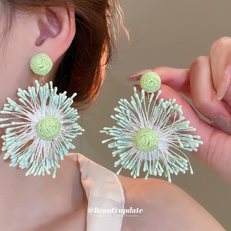 Pendientes de flores tejidos a mano Pendientes de estilo de vacaciones de playa personalizados Pendientes de moda de todo fósforo Sensación de clase alta de nicho