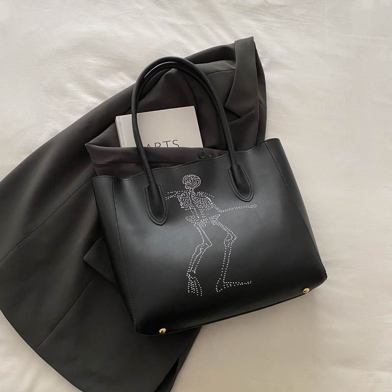 Alto sentido de la bolsa de transporte de invierno 2024 nuevo estilo versátil de gran capacidad de hombro brazo bolso especial de moda