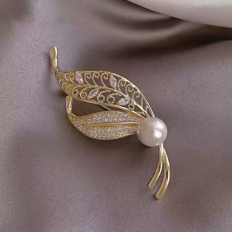 2025 New Autumn and Winter Korean Dongdaemun Pearl Flash Diamond Leaf Brooch Suit Coat Accessories Personalized Sweater Chain