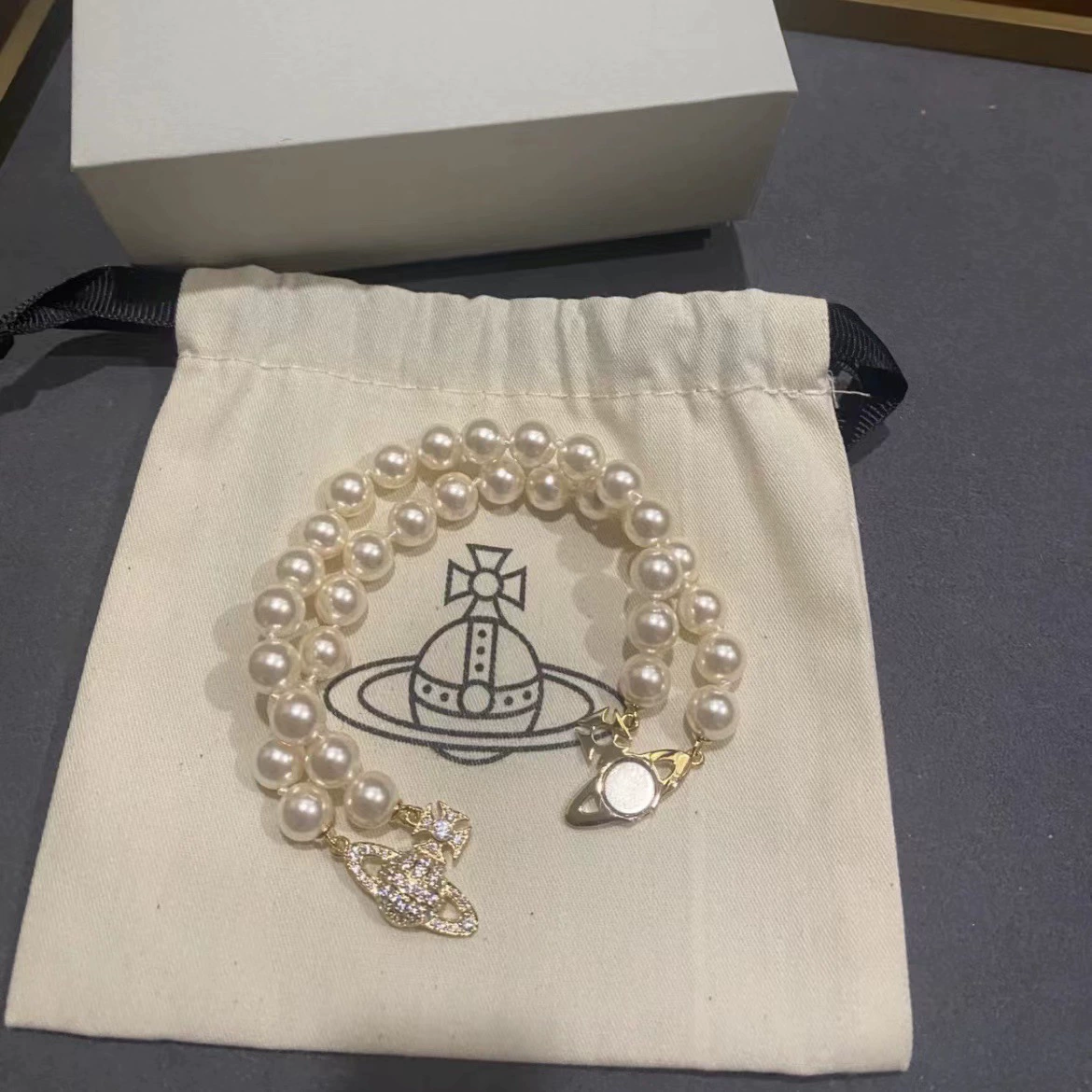 Classic retro bracelet pearl, diamond encrusted