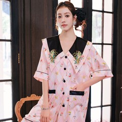 オリジナル刺繍模擬シルクアイスシルクパジャマセット胸パッド付き女性の薄い半袖ルーズツーピースホーム服新しい