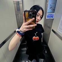 韩国ins小众美式修身樱桃图案印花夏季新款正肩圆领舒适短袖T恤女