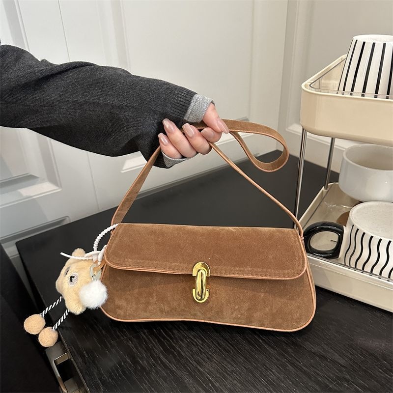 Large-capacity retro-style Korean autumn 2026 shoulder bag, a beautiful and fashionable small square bag with a lock closure, E1E1
