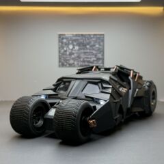 Qiyi 合金車モデル 1:24 ダークナイトバットスプレーバトルカー音と光のおもちゃの車の効果音モデル装飾品
