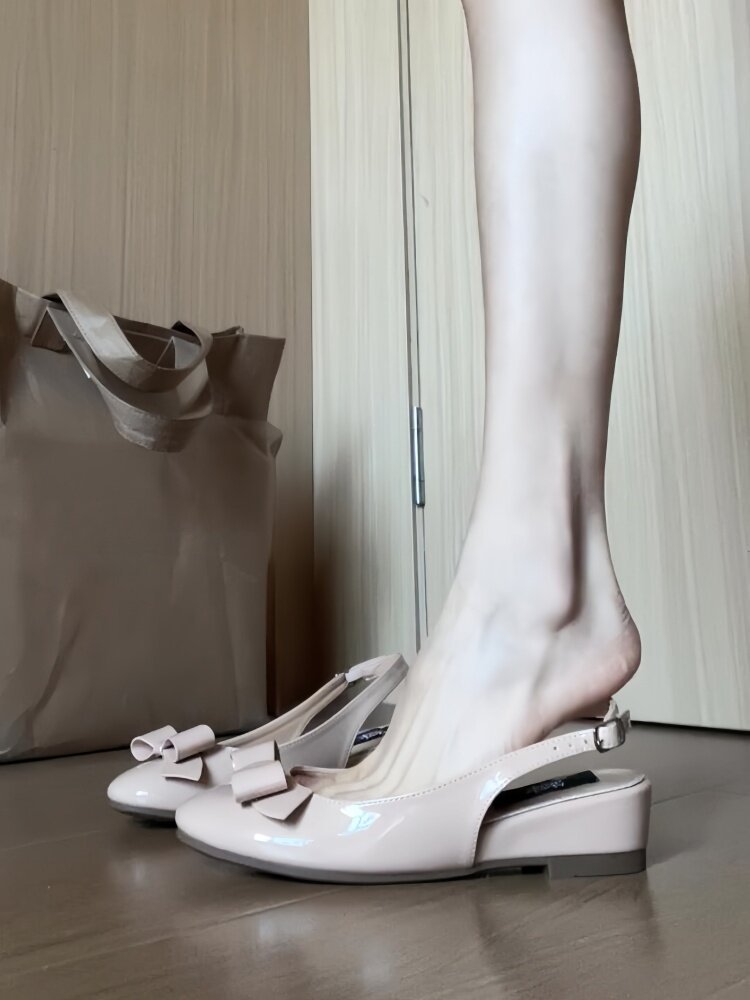 Sandalias de arco suave de estilo francés para mujeres verano de 2026 nuevos zapatos de piel lacada de talón grueso temperamento universal