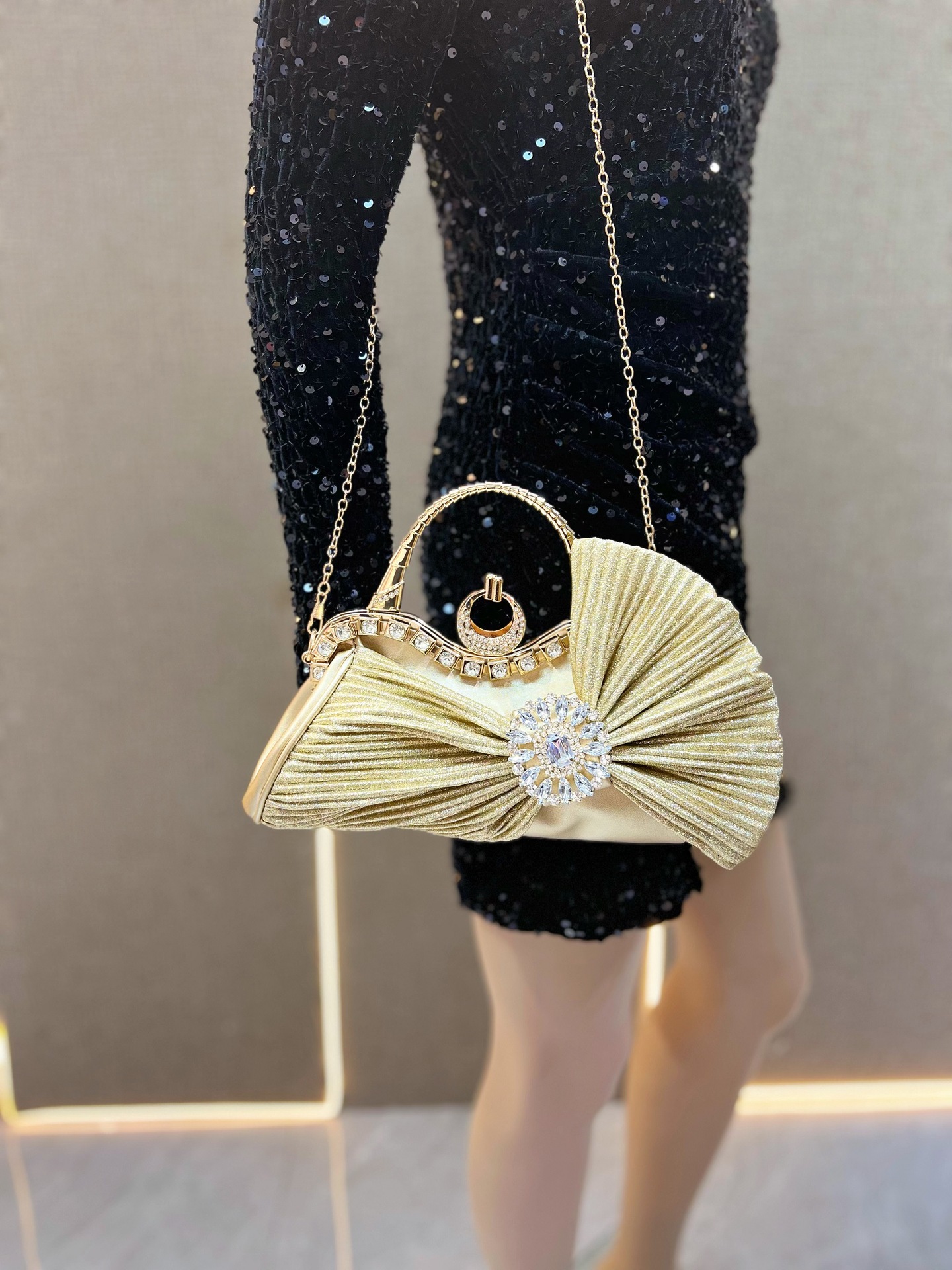 505g Weight Polyester Lining Material Ruched Bag Fashion Element Open Closure Type Single Shoulder Strap Strap Type Handbag Bags Type Casual, Party, Street Occasion Pu Leather Material Bow Knot Pattern All Seasons Season Women's Gender Elegant, Streetwear Style Pillow Shape Shape Small Size Pink Black Gold Pu Leather Bow Knot Ruched Bag Pillow Shape Evening Bags 12