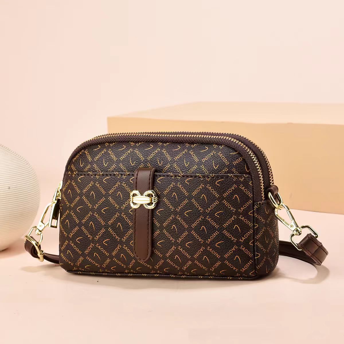 Bolsos de fábrica para mujer 2025 primavera y verano nuevo bolso cuadrado pequeño de mensajero de un solo hombro fresco y dulce estilo explosivo al por mayor