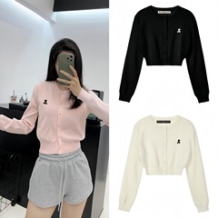 現物 ~ 韓国東大門REST & 刺繍RR小標短金は腰の長袖のニットのカーディガンのコートの女性を収めます。