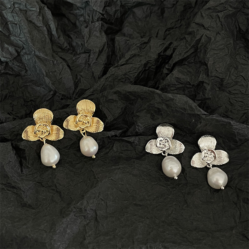 1 Pair Vintage Style Flower Plating Metal Drop Earrings display picture 5