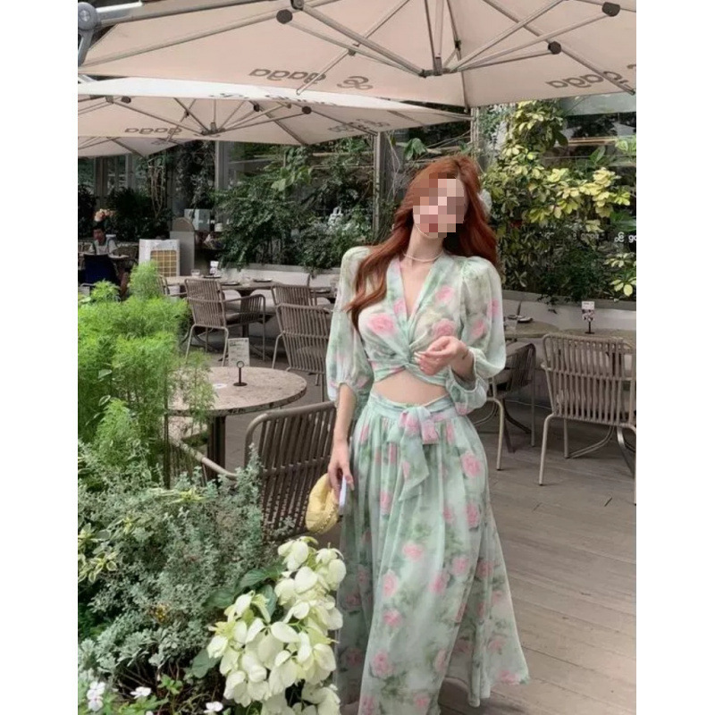 Early autumn new French floral V-neck dress, short top, high-waisted seaside vacation drapey long skirt Early autumn new French floral V-neck dress, short top, high-waisted seaside vacation drapey long skirt