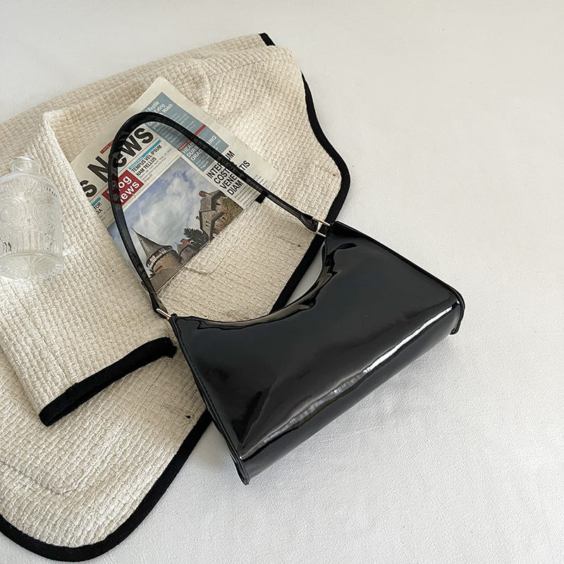 Bolsos sencillos de principios de primavera para mujer, nuevos bolsos cuadrados pequeños de moda de color caramelo, bolsos de un solo hombro y axilas, bolsos pequeños sencillos de otoño e invierno