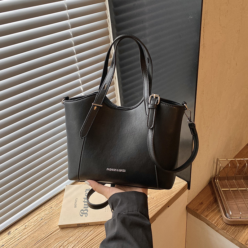 Niche luxury high-end tote bag 2026 new trendy retro large-capacity handbag simple casual shoulder bag Niche luxury high-end tote bag 2026 new trendy retro large-capacity handbag simple casual shoulder bag
