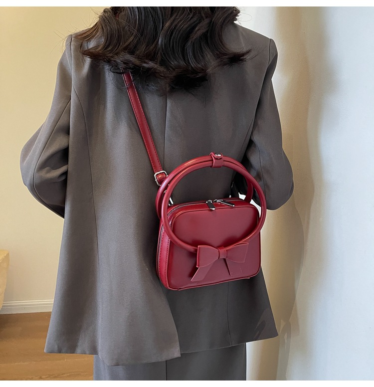 Women's Medium Pu Leather Bow Knot Cute Flip Cover Handbag display picture 2