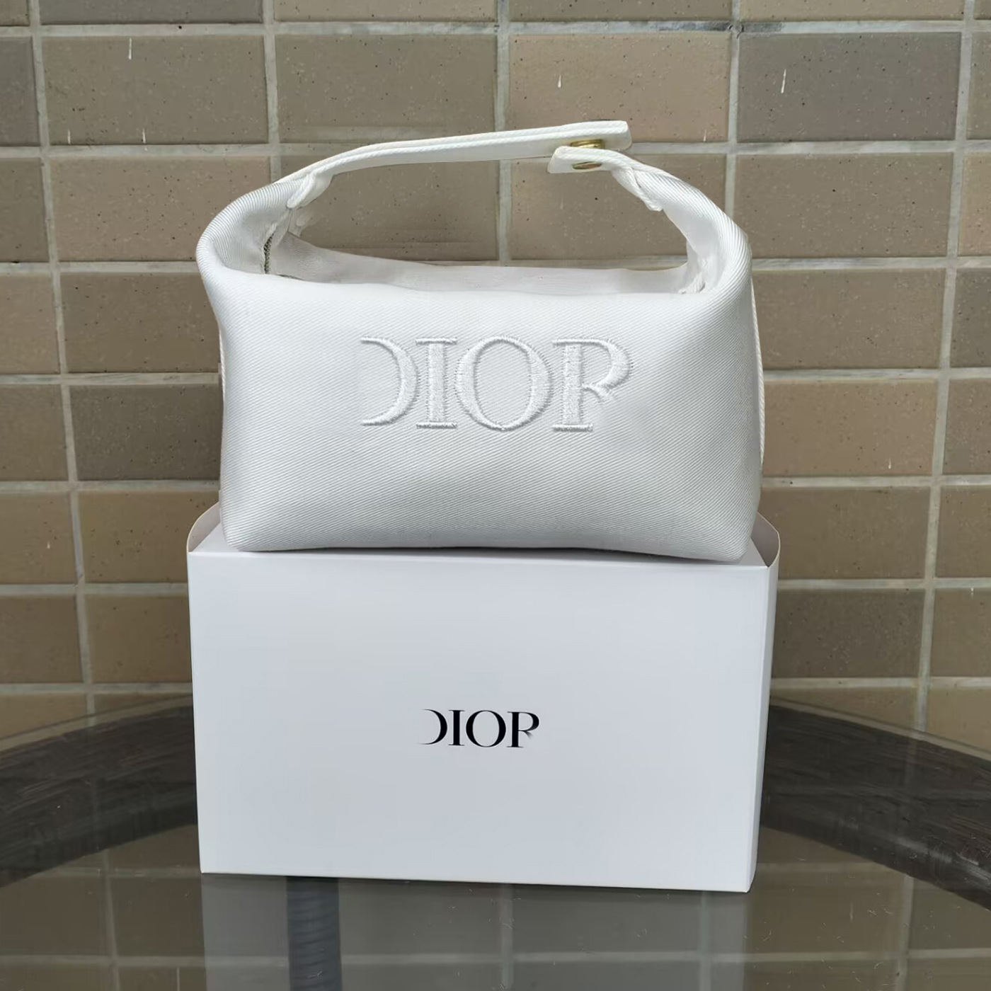 化粧バッグはピンクの白い化粧バッグを取り出します。