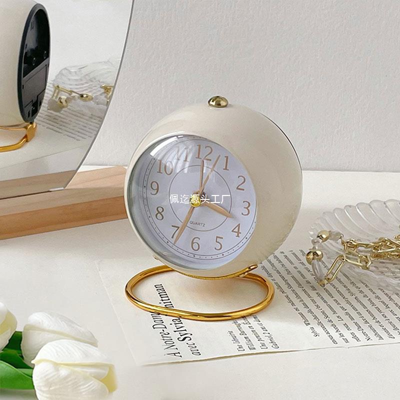 INS 스타일 작은 알람 시계 복고풍 간단한 학생들은 남자와 여자 침대 옆 작은 데스크탑 시계를 얻을