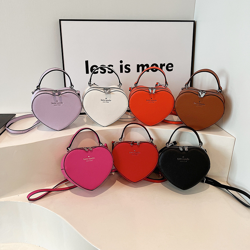 Bolso de hombro transfronterizo para mujer Tendencia de la moda europea y americana Letras clásicas Logotipo en relieve Bolso en forma de corazón Bolso casual de todo fósforo