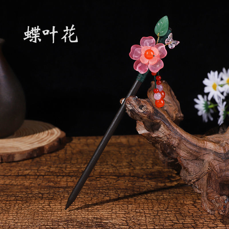 黒檀の木のかんざしのフリンジをまねて、かんざしの子供の古風な頭飾りをします。|undefined