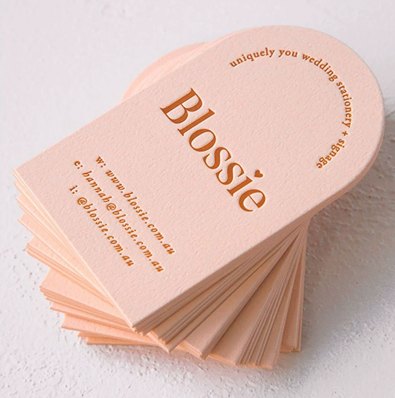 Индивидуальная карта 600 г для ношения карточки для демонстрации ногтей, розовая карта, горячее тиснение, визитная карточка с золотой кромкой, популярный дизайн и печать открыток