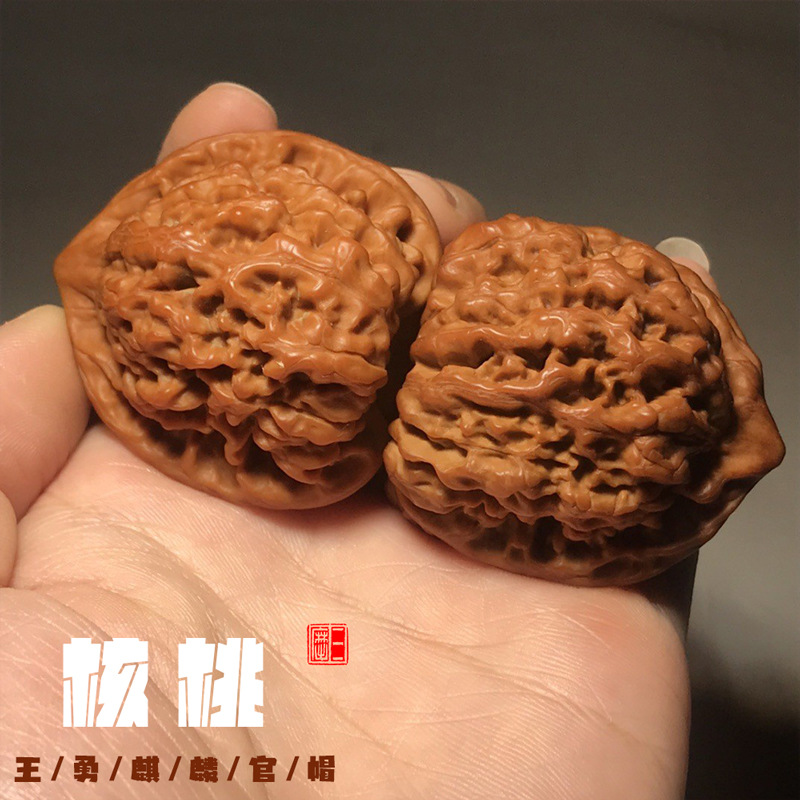 精品高抛核桃麒麟纹王勇大官帽四座楼狮子头原色精配对手把件文玩