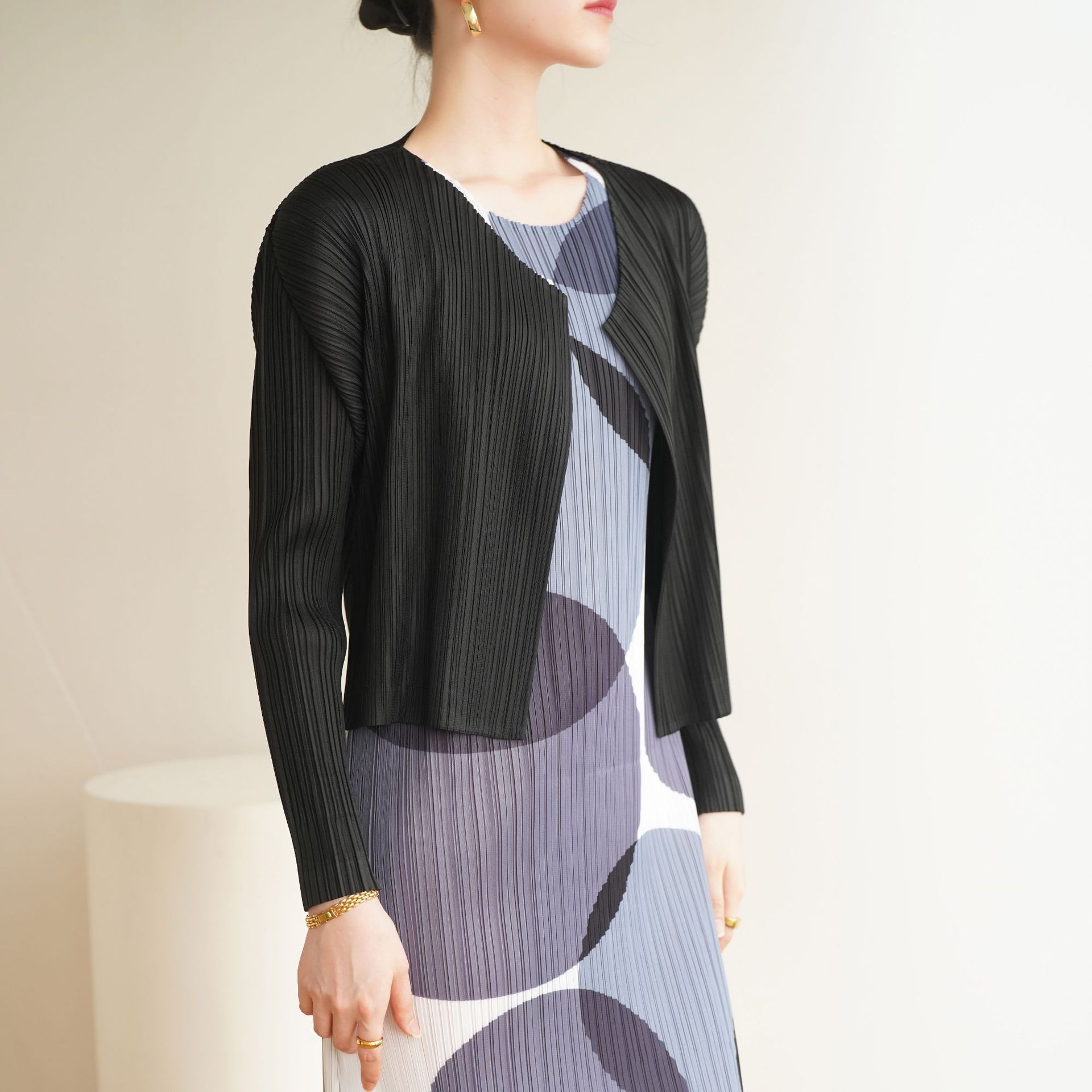 Cárdigan plisado de alta gama con calidad superior para otoño y primavera, chaqueta básica versátil de manga larga, delgada, de color sólido y corte ajustado.