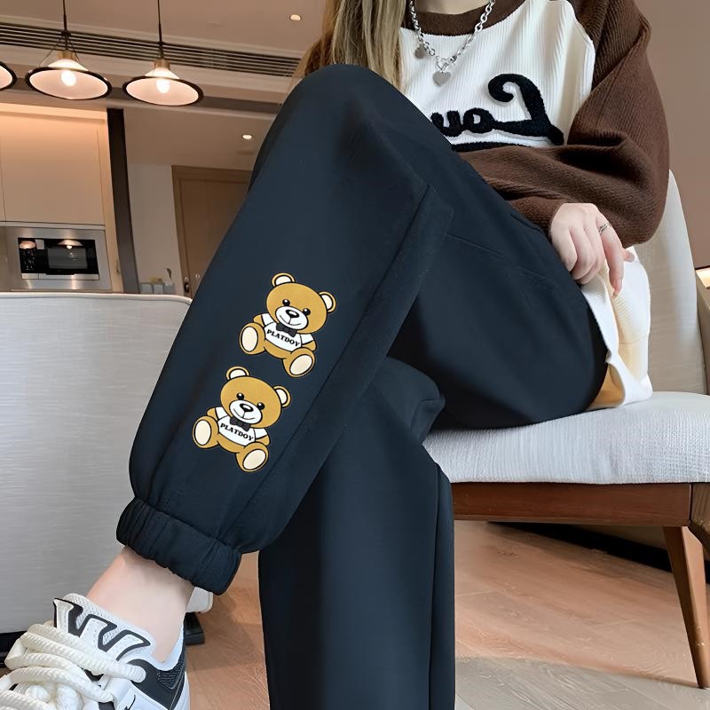 두 개의 노란 곰 레깅스가 달린 얇은 검은색 바지