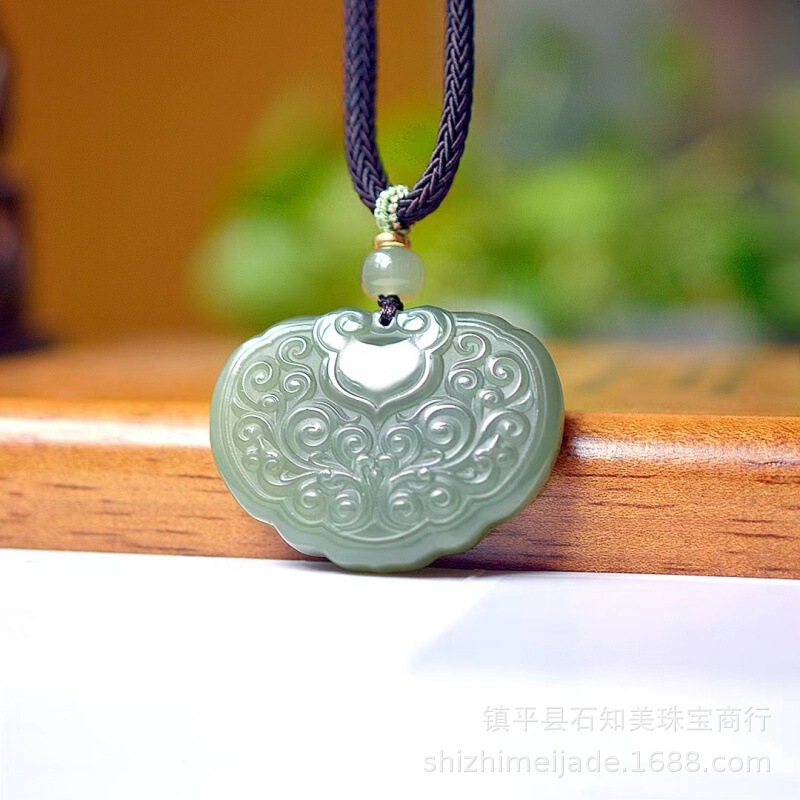 新疆と田玉は意のままにロックして青海のカップルの金の祥雲の鎖のブランドの玉のペンダントを掛けて生放送します。|undefined