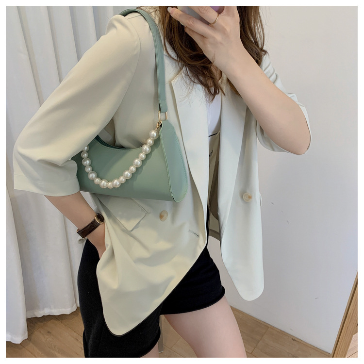 Simple Solid Color Pearl Chain Armpit Bag display picture 1