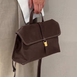 头层牛皮邮差包热销真皮女士包包小众单肩斜挎包大容量通勤手提包