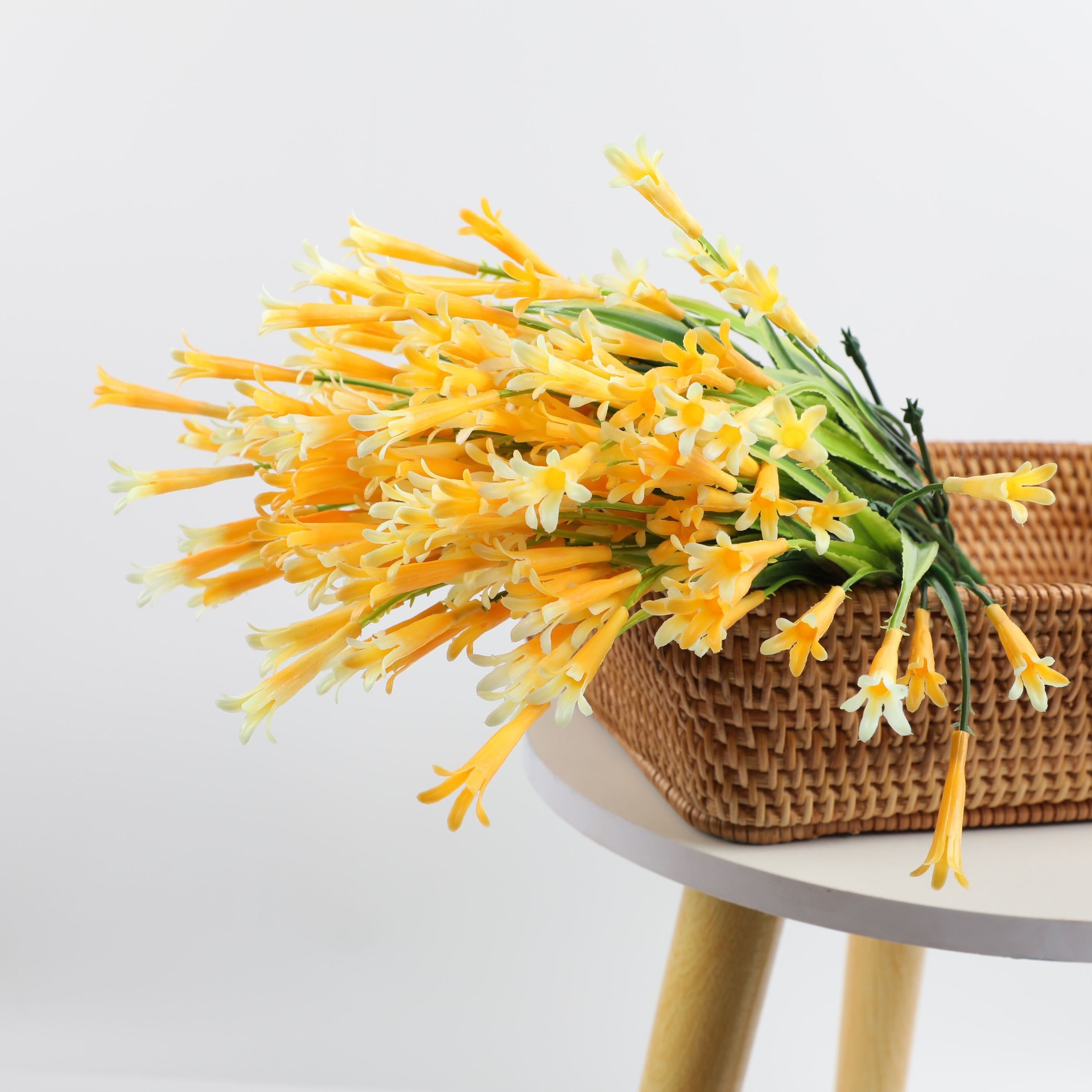 Simulación de plantas acuáticas plástico hierba de primavera flor violeta serigrafía hierba de primavera de cinco cabezas pequeña margarita flor falsa accesorios decorativos al por mayor