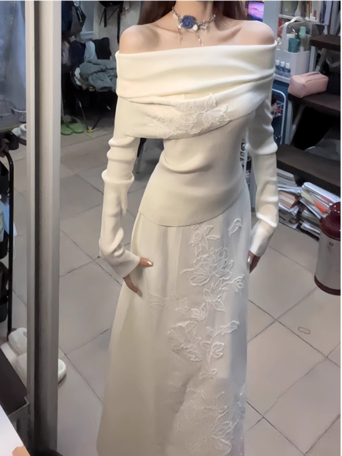 French-Style Cool and Relaxed Off-Shoulder Embroidered Knit Top for Women, Early Autumn Chic, Gentle and Sophisticated, Stunning Top