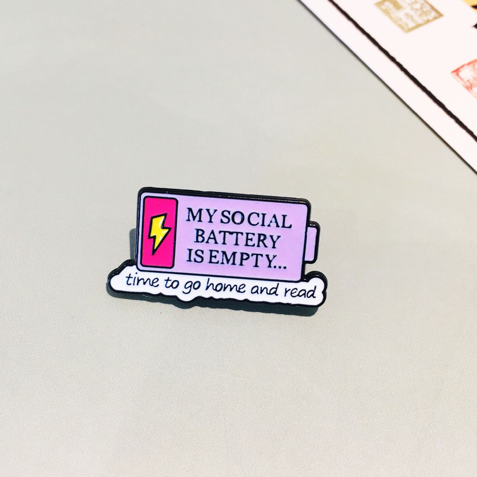 Broche de conversión de estado de ánimo europeo y americano Personalidad Deslizable Electricidad social Emoji Insignia de metal Accesorios de joyería femenina Pin