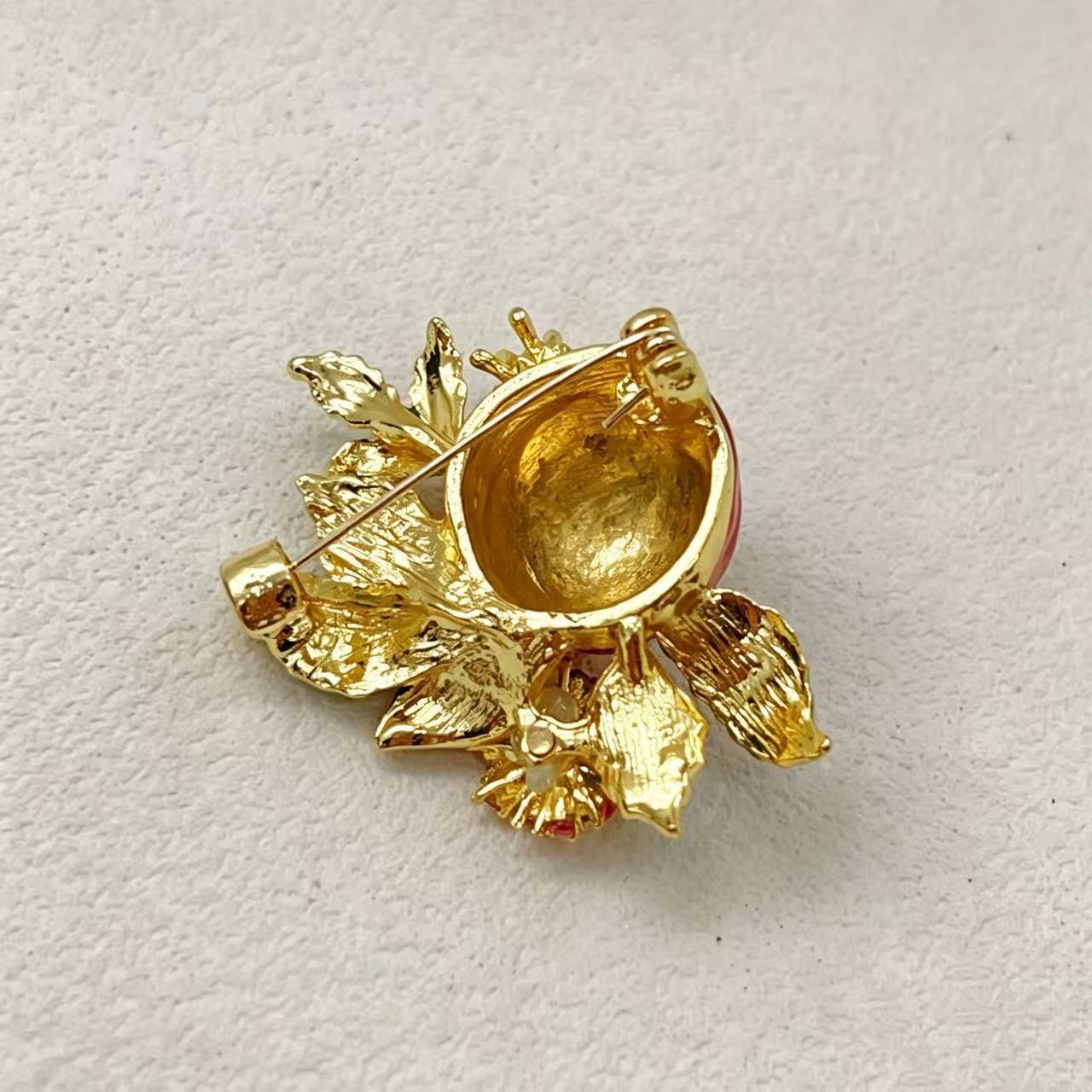 Enamel pomegranate brooch, high-end luxury lapel pin, waist-cinching buckle, clothing accessory, pin, jewelry for men and women