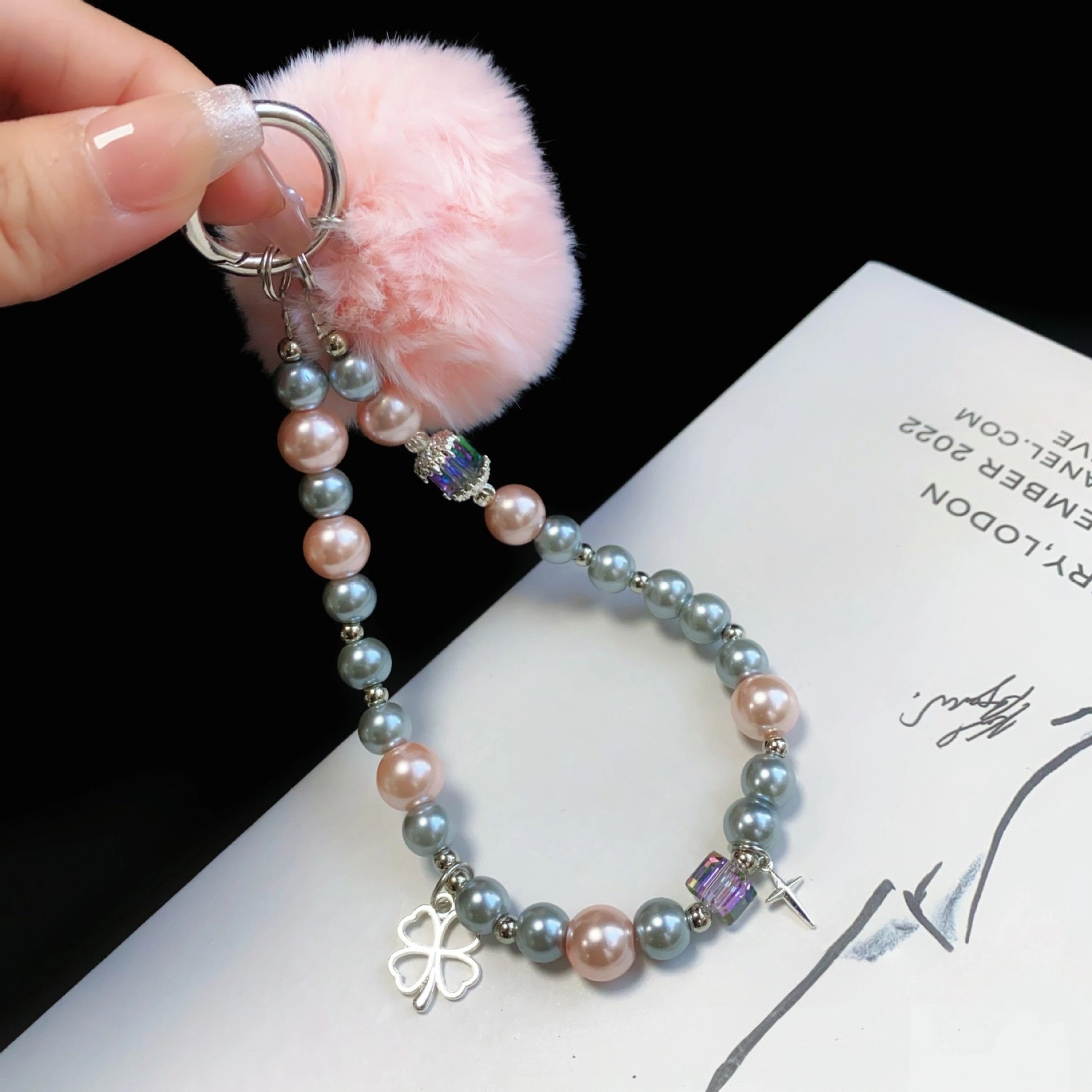 핑크 빅 퍼 볼 + 진주 합금 네잎 클로버 팔찌 [무료 패치]