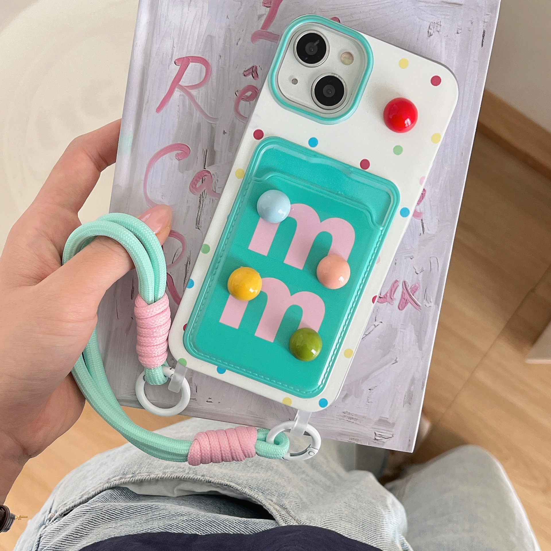 Paquete de tarjeta de frijol de color M tridimensional Apple 16promax agujero de cordón 15/14pro funda para teléfono móvil para IPhone13/15