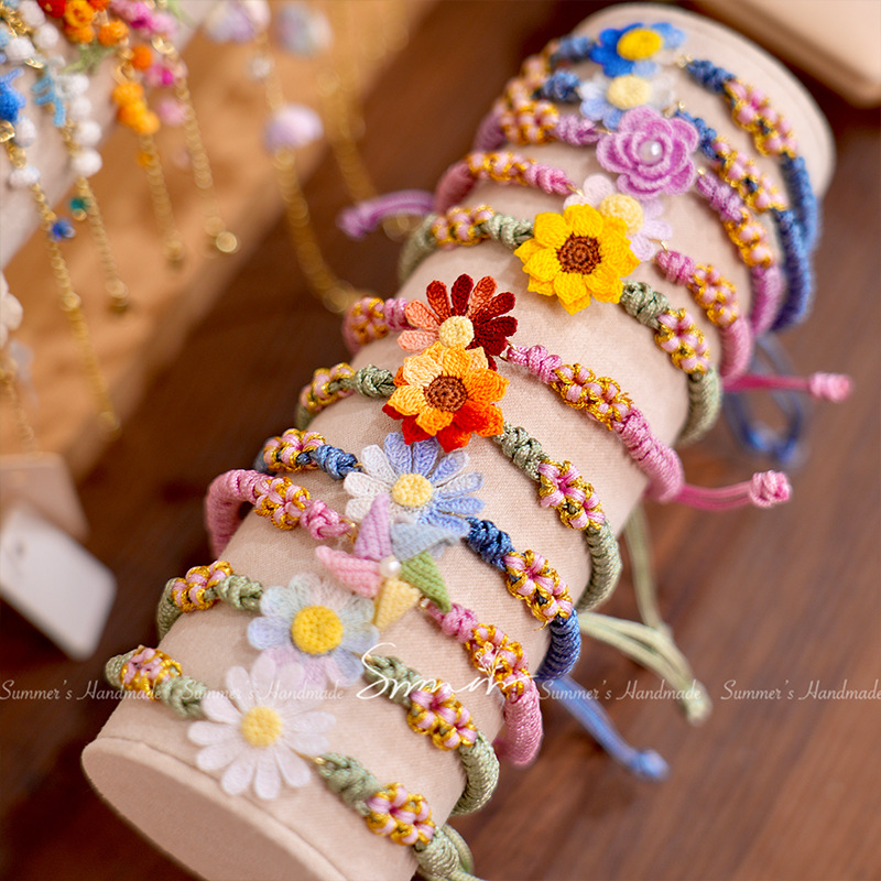 Micro-hook rotating colorful flower windmill bracelet, purely handmade crochet, childlike and cute bracelet, a red flower for the Dragon Boat Festival