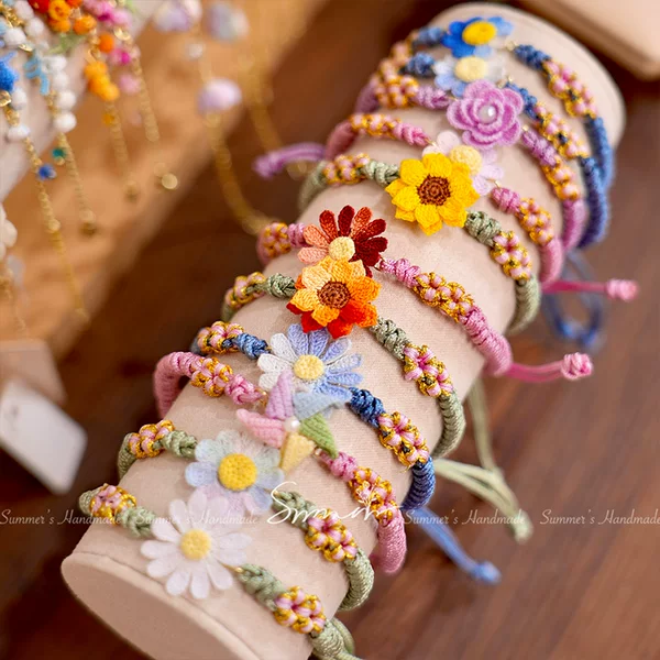 Micro-hook rotating colorful flower windmill bracelet, purely handmade crochet, childlike and cute bracelet, a red flower for the Dragon Boat Festival