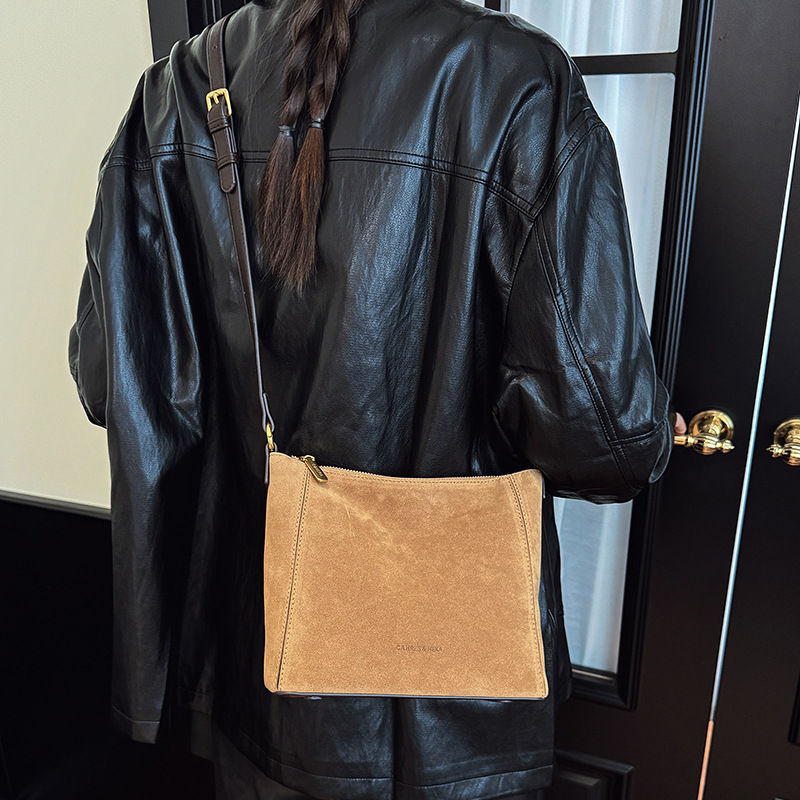Bolsa cuadrada retro esmerilada versátil bolso de braza para mujeres 2025 invierno nuevo estilo de moda popular bolso de hombro bolso de viaje