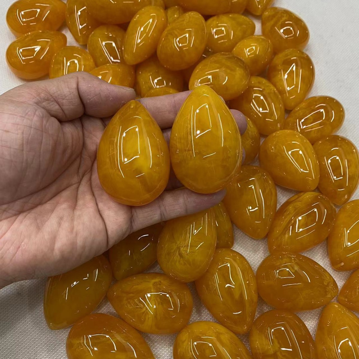 琥珀蜜蜡吊坠鸡油黄蜜糖色水滴平安无事牌公主扣毛衣链厂家货源