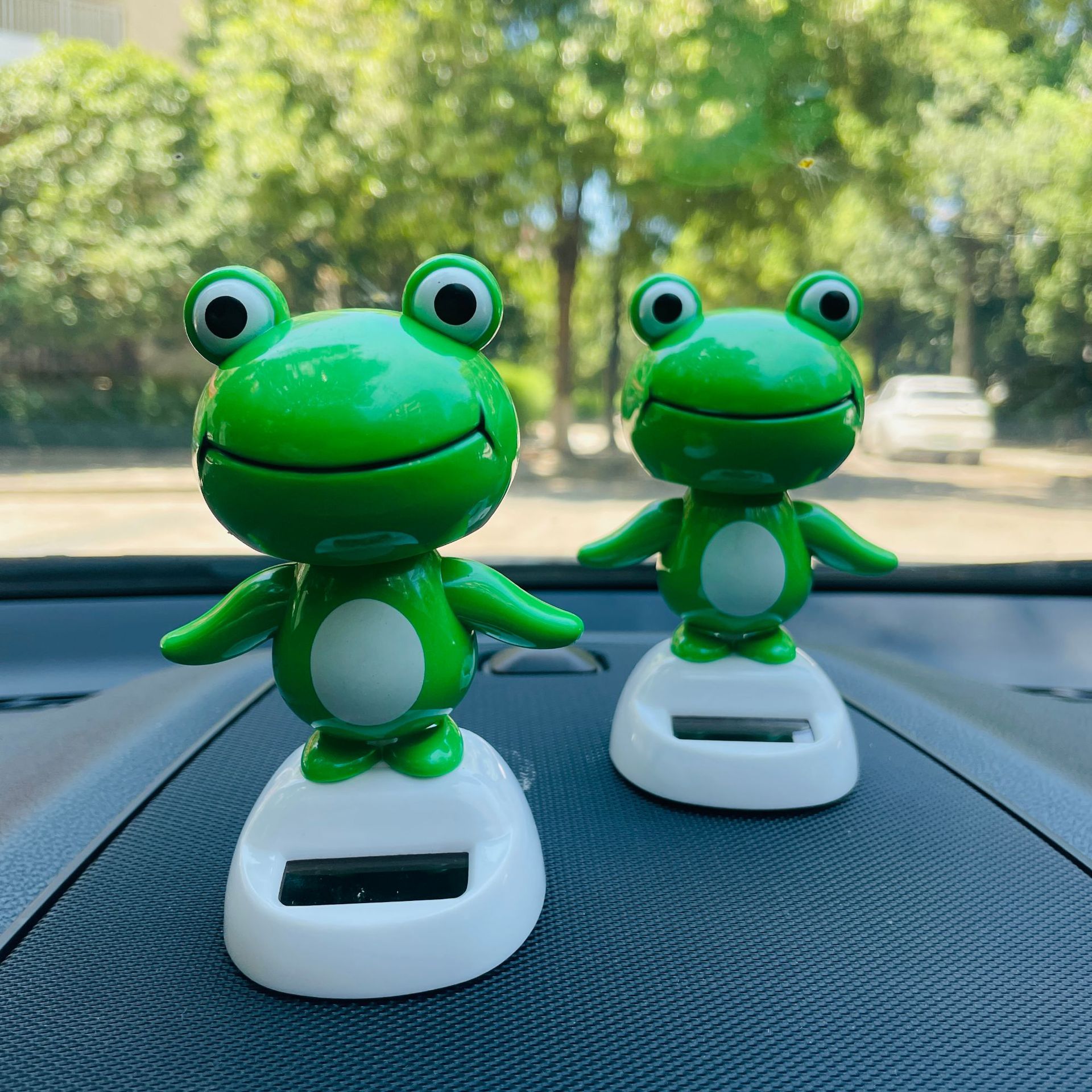 爆款太阳能青蛙汽车摆件 自动摇头卡通公仔车内装饰品汽车装饰车饰便宜详情2