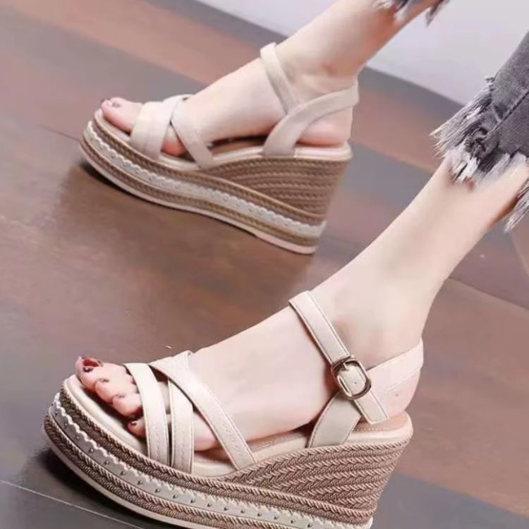 Sandálias de tacones inclinados para mujeres verano 2026 nuevo estilo simple versátil muffin impermeable tacones romanos