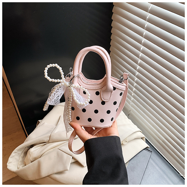 펜던트가 달린 핑크