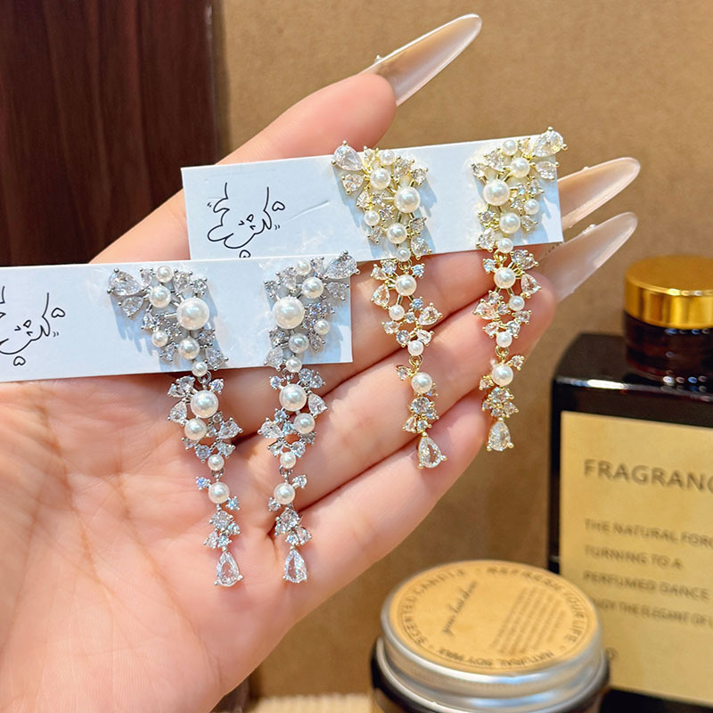 Fashionable long elegant earrings from pearl