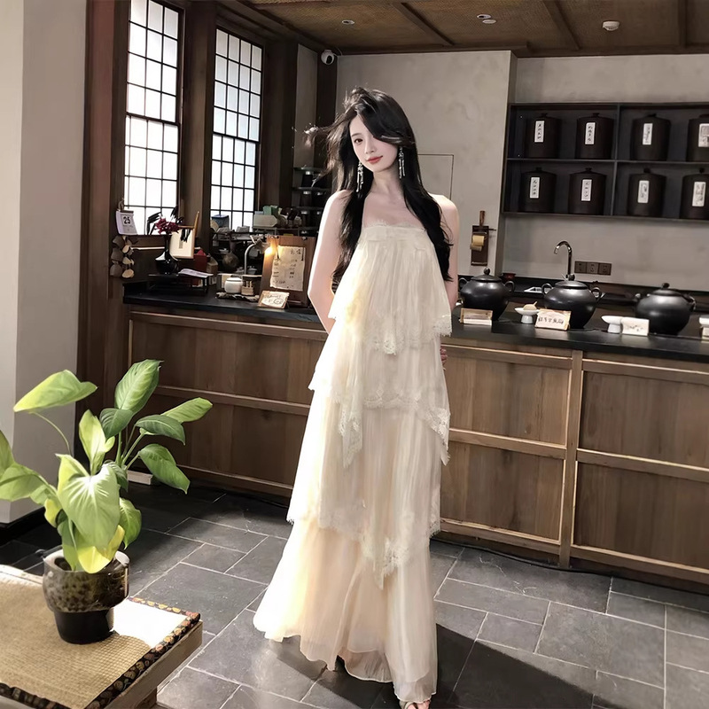 In Early Summer, the Super-Hot New 2026 Beach Vacation Suspender Dress for Women Is a Very Attractive Lace Puffy Cake Dress That Looks Great and Makes You Look Younger