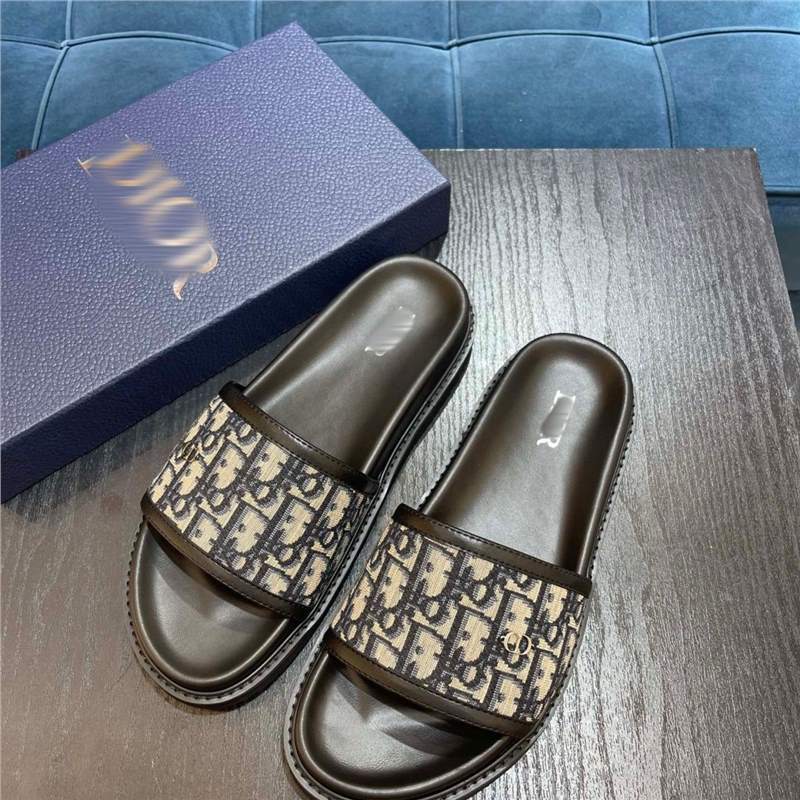 Light Luxury Trendy Summer New Slippers for Men, Versatile One-Line Home Non-Slip Popular Casual Beach Sandals