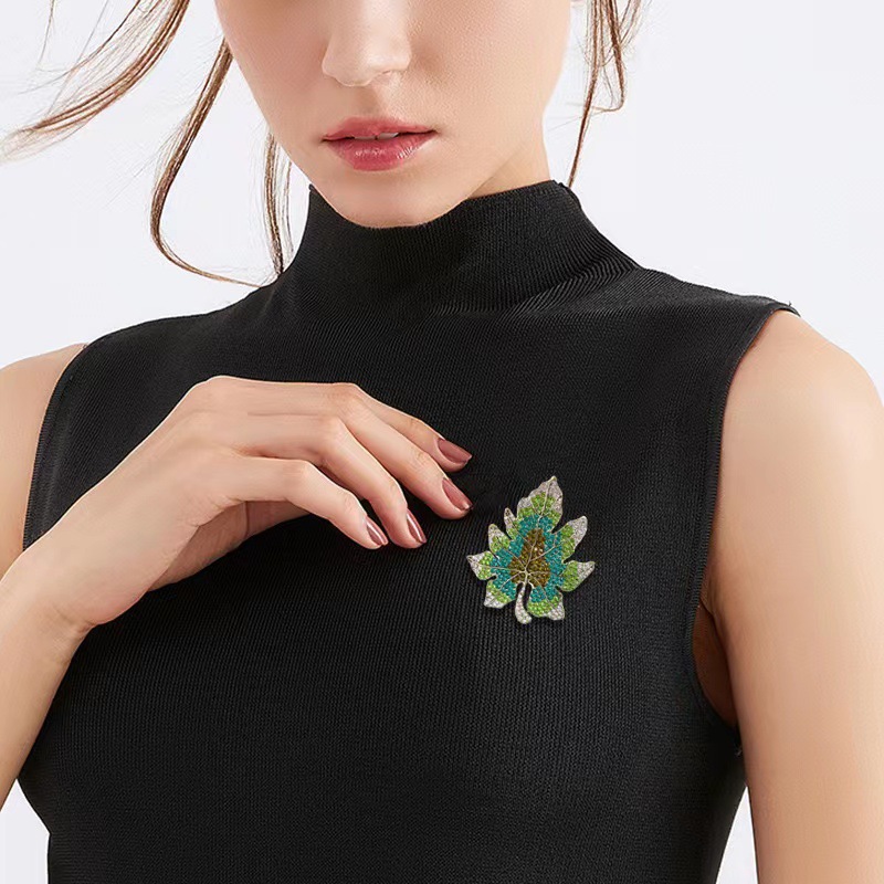 Spilla grande di lusso con strass per giacca da uomo elegante_voghion.com