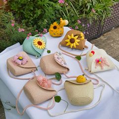 夏の子供のカバンの女性のかわいい王女の草の編みの包みは斜めに片肩の女の子のファッションのミニの包みの花卉の風にまたがります。