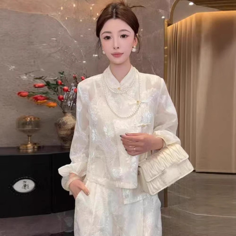 A New Chinese-Style Stand-Collar Jacquard Shirt with Button Closure for Women, Suitable for Spring and Autumn, Featuring a Loose Fit, High-End Feel, Elegant and Slimming Effect, with an Asymmetrical Front Design