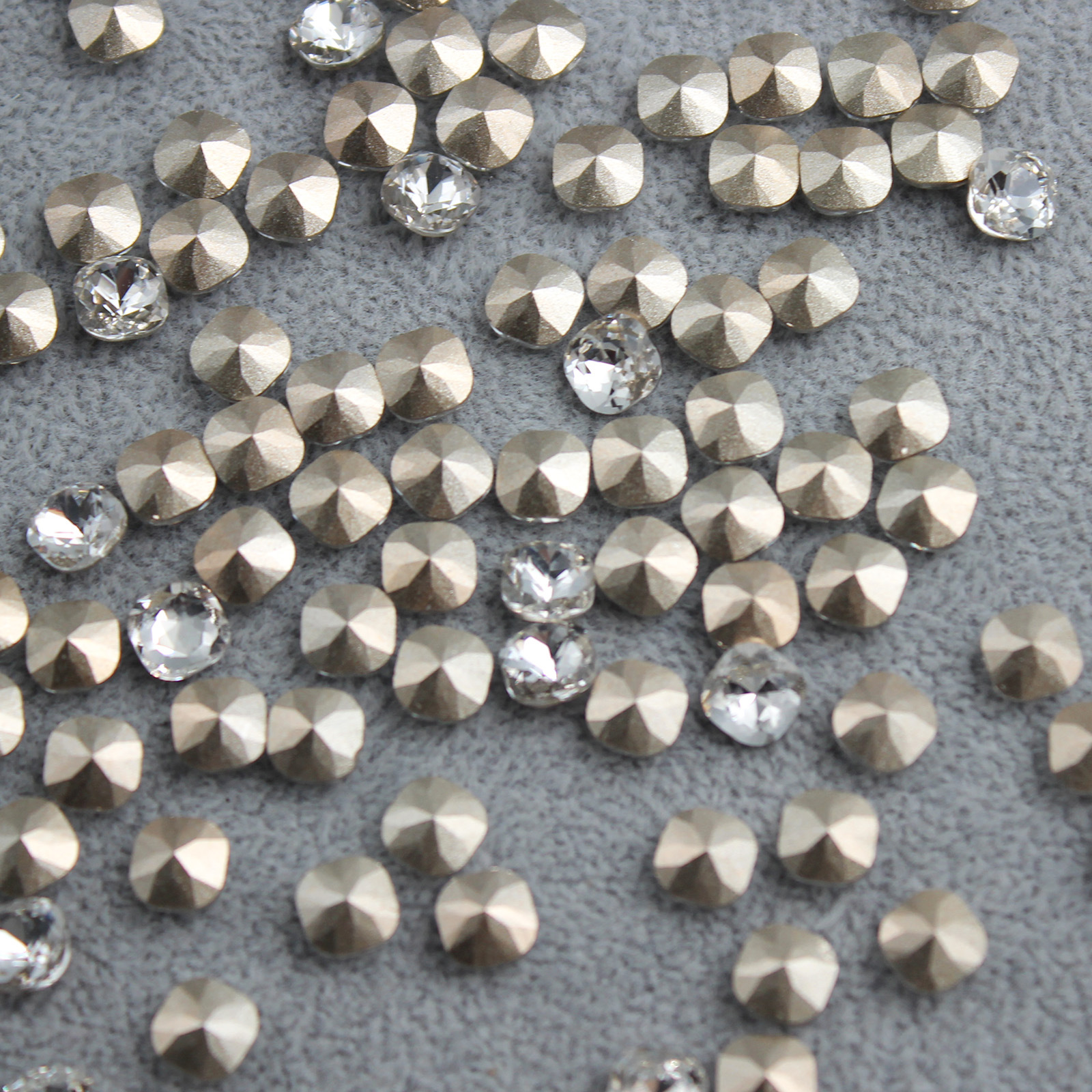 Pointed bottom white 6*6mm fat cube