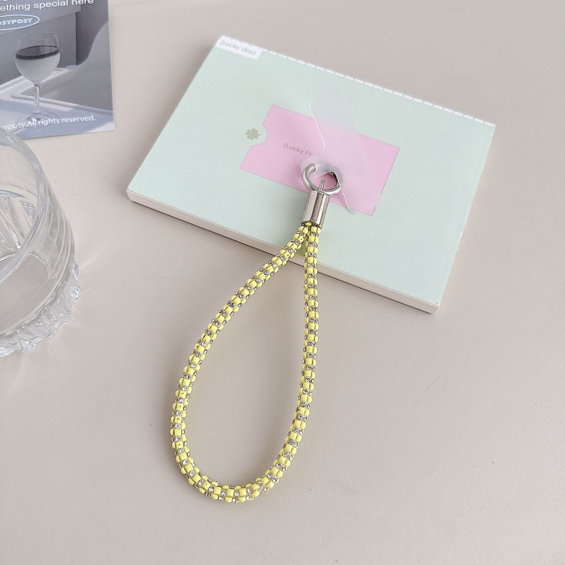 Cadena colgante de teléfono móvil de alta gama hecha a mano de boutique, sensación femenina de alta gama, lujo ligero, cadena colgante de diamante completo, cadena colgante de teléfono móvil de moda, sección larga y corta